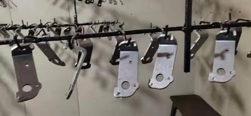 6汽車(che)小零件(jian)電泳陶(tao)化